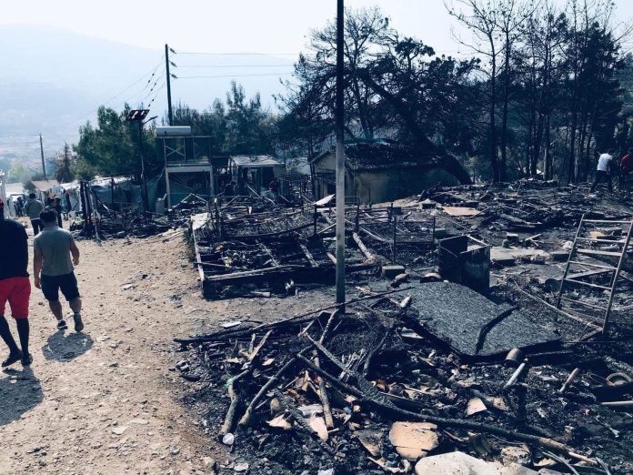 Incendio en un campo de refugiados en la isla griega de Samos