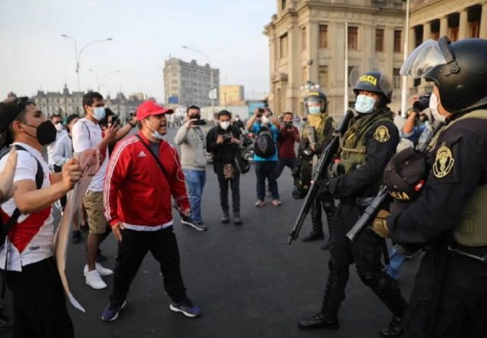 Nuevo presidente de Perú reforma la Policía tras represión a manifestantes