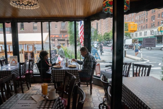 Nueva York cierra salas interiores de restaurantes para frenar contagios de coronavirus