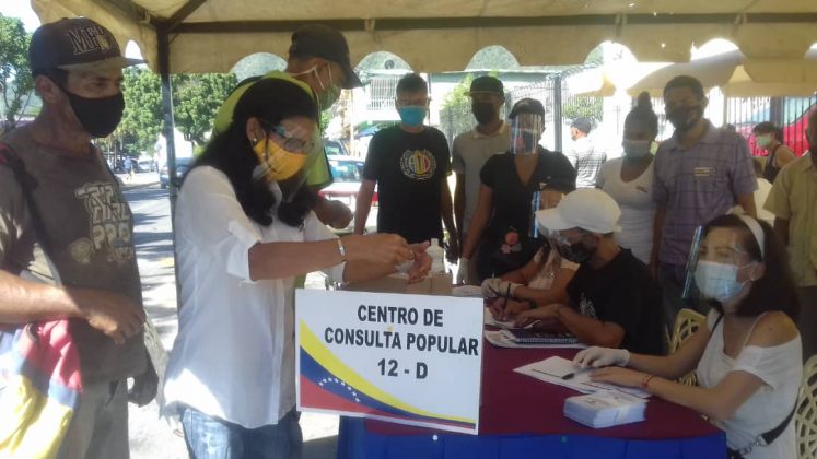 En Puerto Cabello la gente participa en la consulta popular con entusiasmo