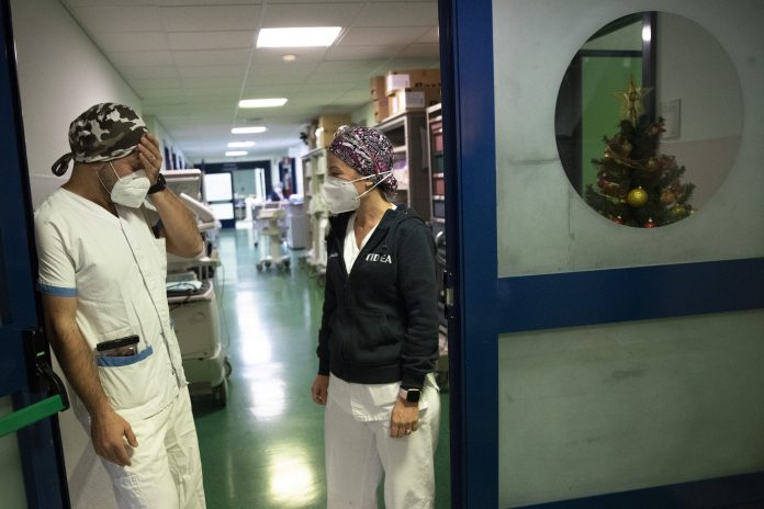 Italia detecta un caso de nueva variante del virus tras suspender vuelos con Reino Unido