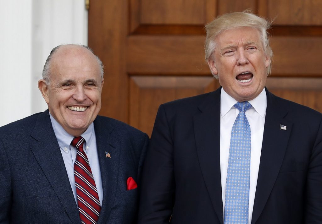 Trump anuncia que su abogado Rudy Giuliani dio positivo por COVID-19