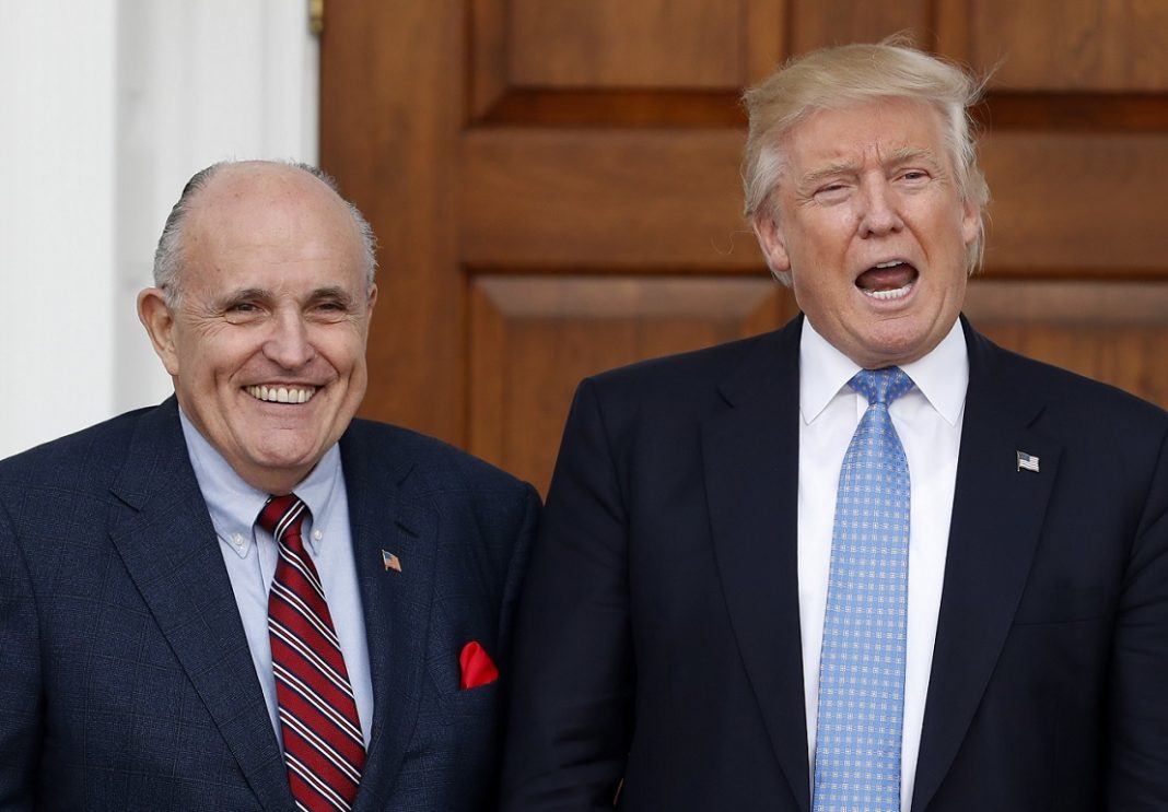 Trump anuncia que su abogado Rudy Giuliani dio positivo por COVID-19