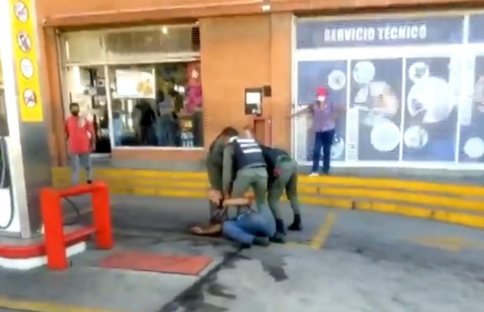 Guardias nacionales agredieron a un hombre en una bomba de gasolina