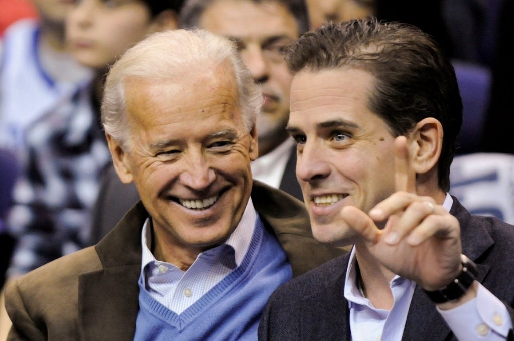 Justicia de EE.UU. acusa a un ex informante del FBI de mentir sobre Biden y su hijo Hunter