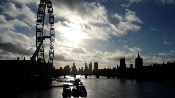 Reino Unido cada vez más aislado por prohibición de viajes, mientras EE.UU. alcanza acuerdo de ayuda económica