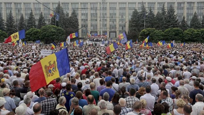 Miles de manifestantes en Moldavia piden la dimisión del gobierno