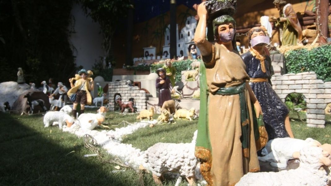 Pesebre mexicano con tapabocas advierte del riesgo ante el COVID-19