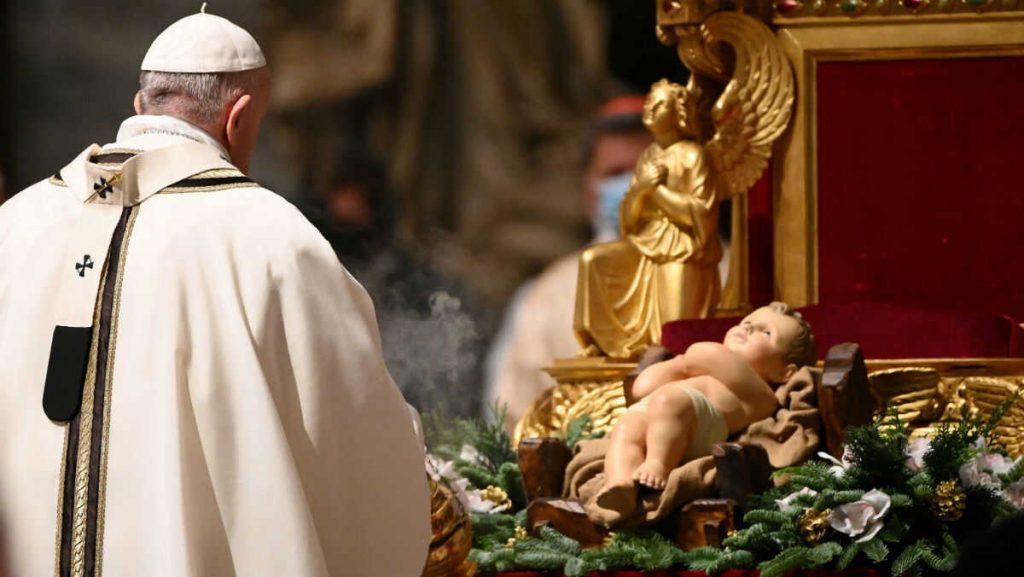 El papa Francisco ofició hoy la misa del Gallo más solitaria, ante pocos fieles y adelantada para respetar el toque de queda debido a la pandemia, y llamó a servir a los demás huyendo de la conducta de los "analfabetos de bondad".
