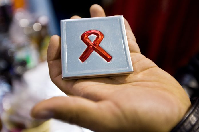 OMS logra acuerdo que recorta 75% el coste de tratamiento del sida en niños