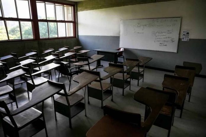 Miguel Pizarro denuncia deserción de docentes por los bajos salarios