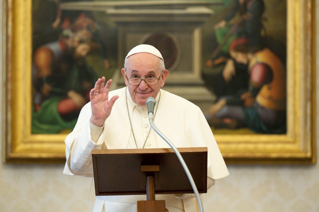 Papa insta a la fraternidad: "O somos hermanos o nos destruimos mutuamente"