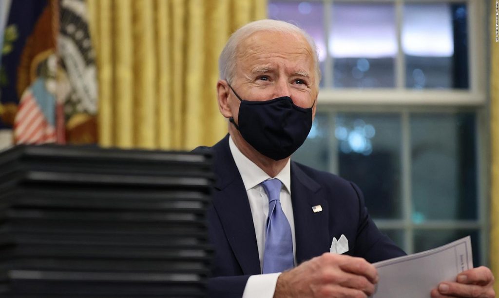 "Estamos lejos de ganar la guerra contra el COVID-19", dice Biden