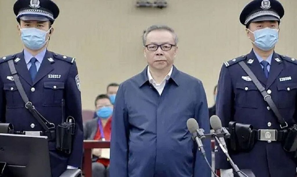 China condena a muerte a exbanquero en "mayor caso de corrupción financiera"