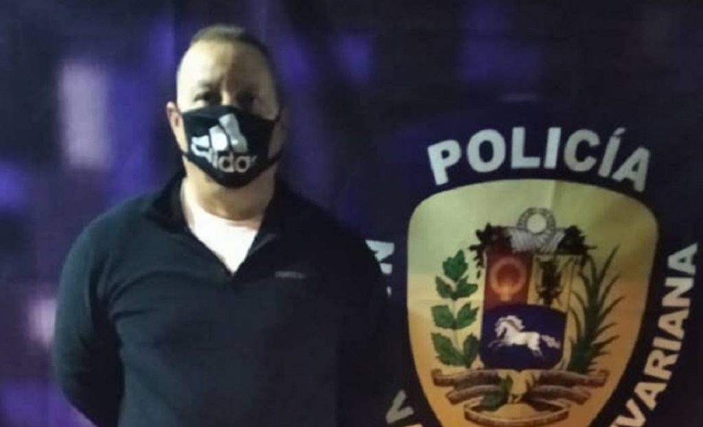 Detenido sujeto por lanzar a un gato de un piso 20 y arrojarle agua caliente para matarlo