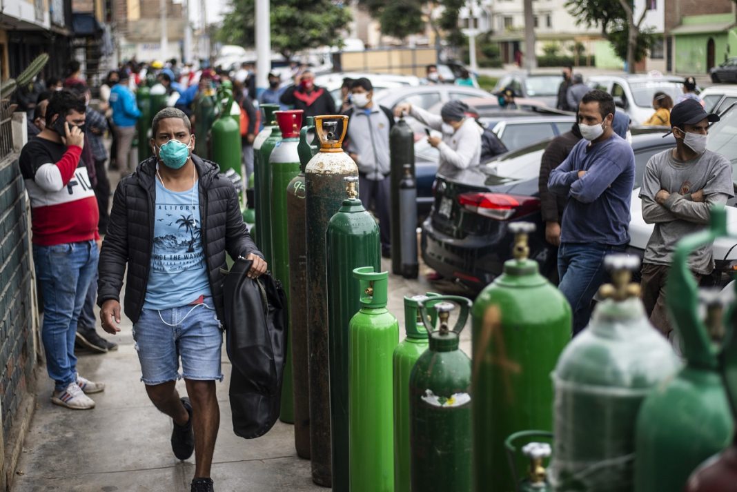 Filas de hasta 72 horas por oxígeno medicinal para pacientes de COVID-19 en Perú