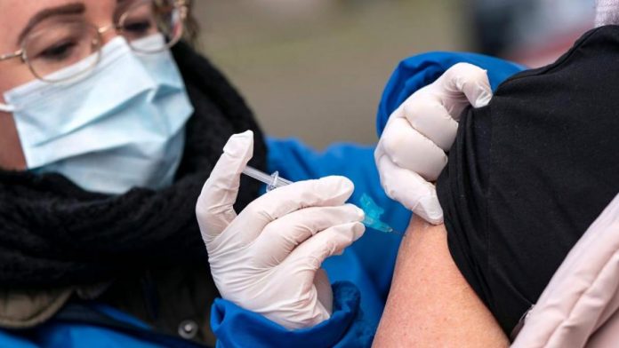 OMS anuncia que se han inyectado 28 millones de dosis de vacunas en el mundo