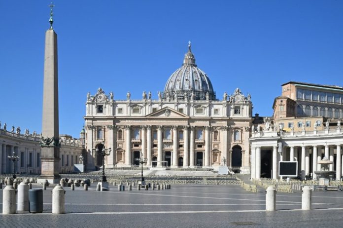 El Vaticano aclara que no puede bendecir las uniones entre personas del mismo sexo