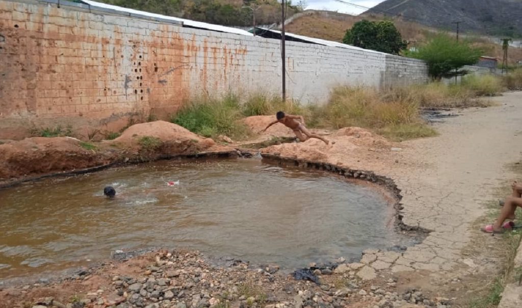 Miles de litros de agua potable se pierden en piscina improvisada en la Lisandro Alvarado