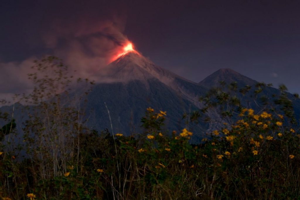 Volcán de Fuego aumenta actividad en Guatemala que vigila también al Pacaya