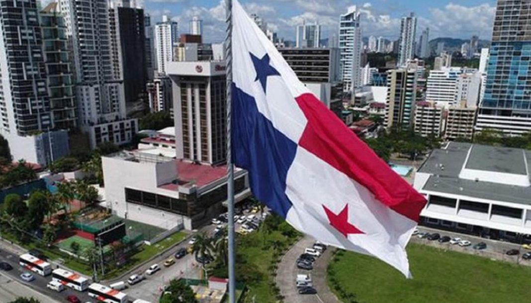 Presidente de Panamá pide a funcionarios municipales que se bajen los sueldos