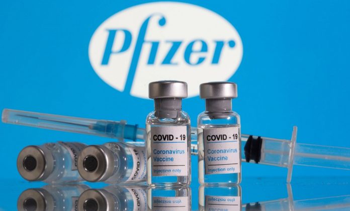 Pfizer asegura que una tercera dosis puede mejorar protección contra variante delta