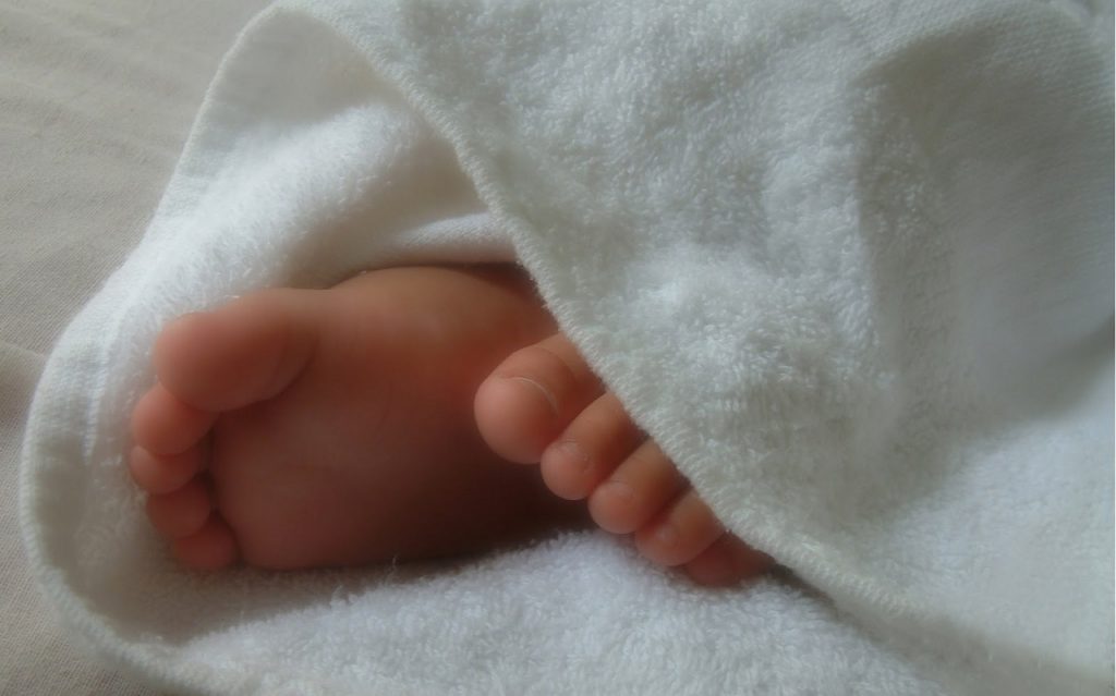 Autoridades hallaron el cadáver de una niña de siete meses enterrada en el patio de una casa