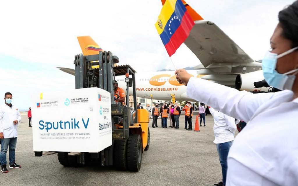 Maduro anuncia "pronta" vacunación masiva contra la COVID-19