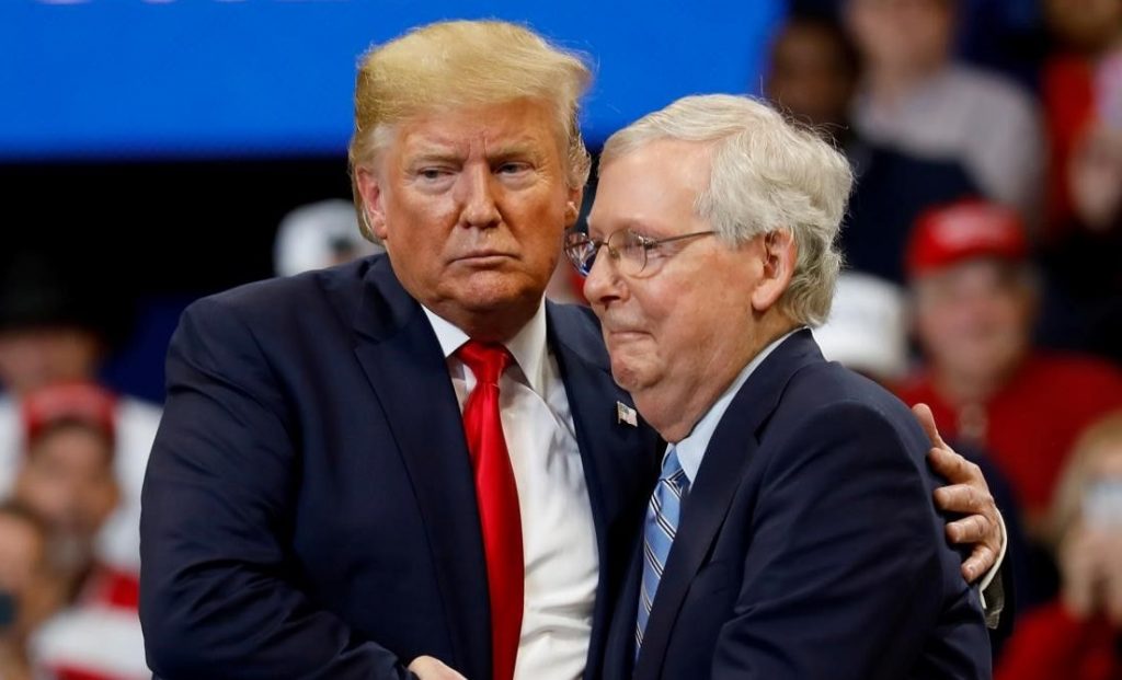 Trump insta a republicanos a echar a Mitch McConnell como su líder en el Senado