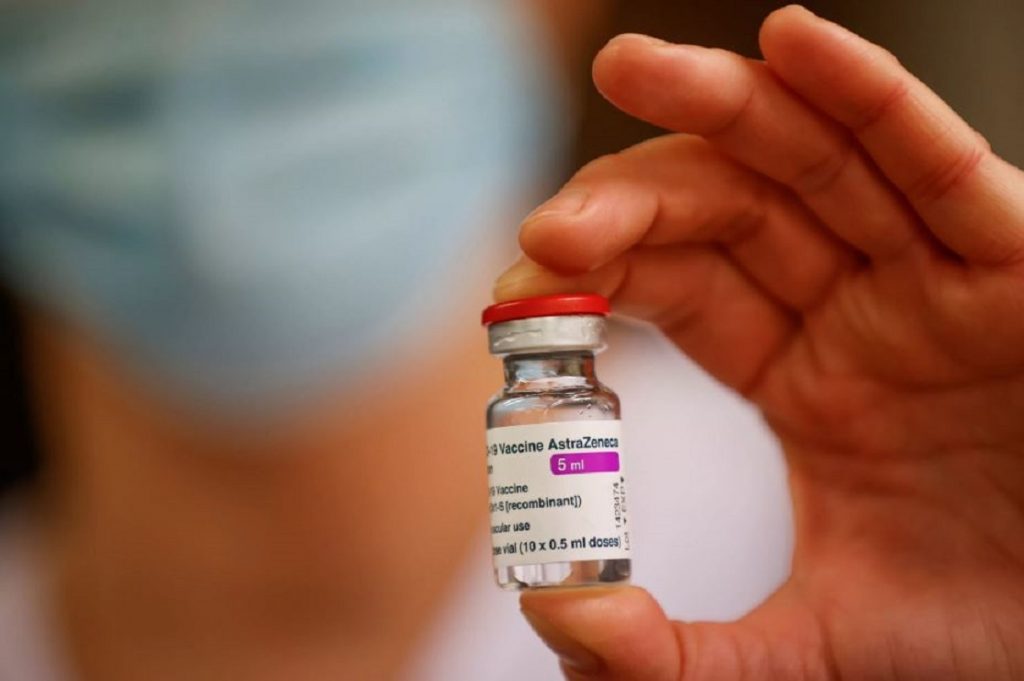 AstraZeneca dice que su vacuna es 79% efectiva y no conlleva riesgo de coágulos tras ensayos en EE.UU.