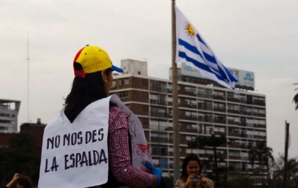 Cientos de migrantes venezolanos y cubanos solicitan asilo en Uruguay