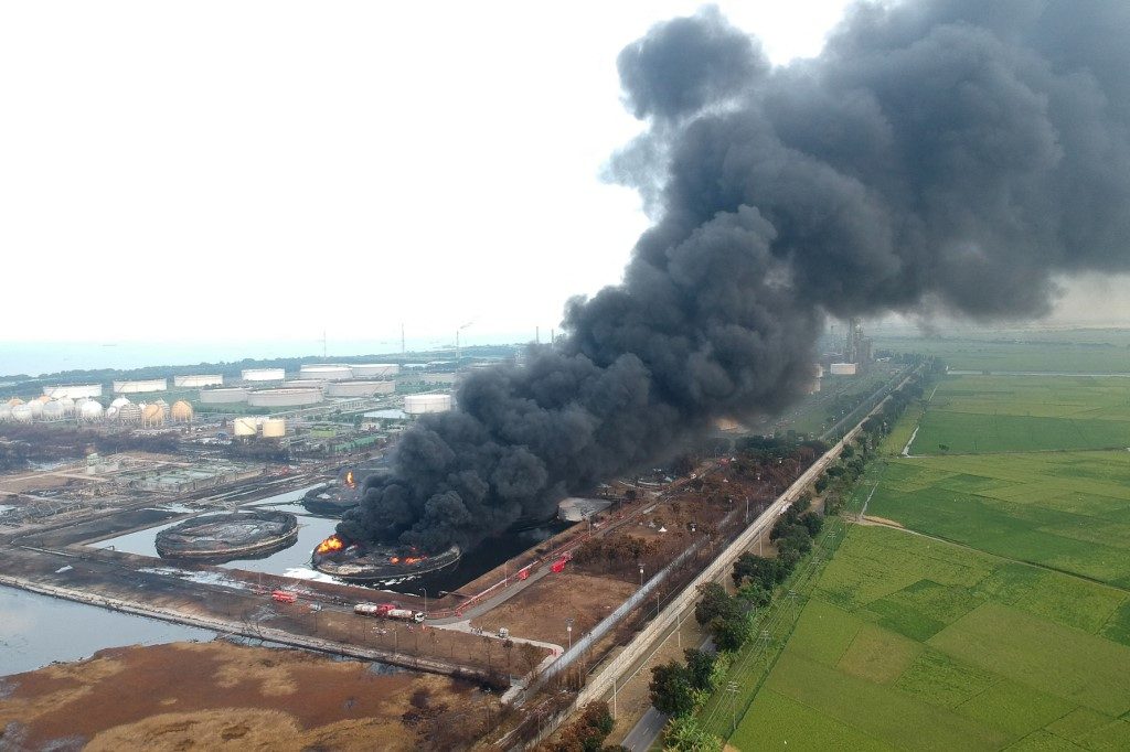 Bomberos extinguen un gran incendio en una refinería de petróleo de Indonesia