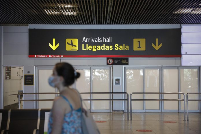 España amplía la cuarentena a doce países entre ellos, Perú y Colombia
