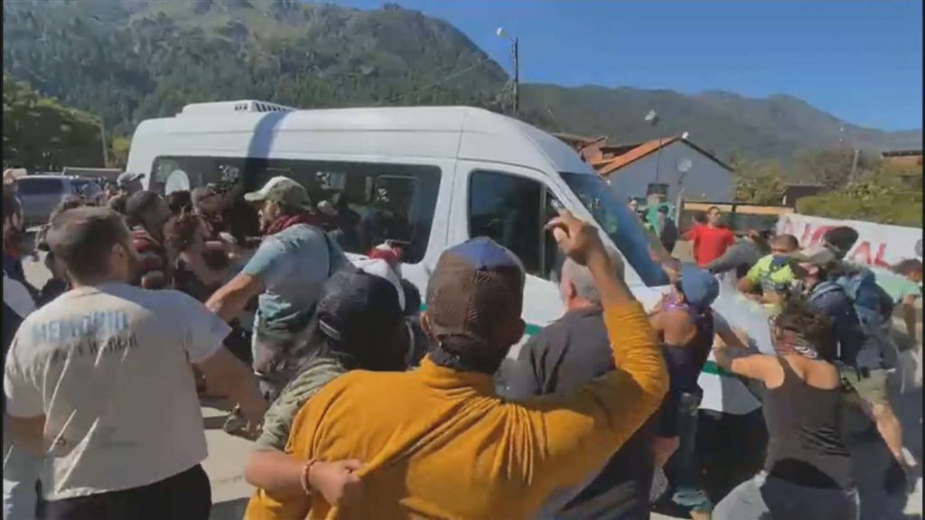 Atacan a patadas y pedradas camioneta que transportaba al presidente argentino