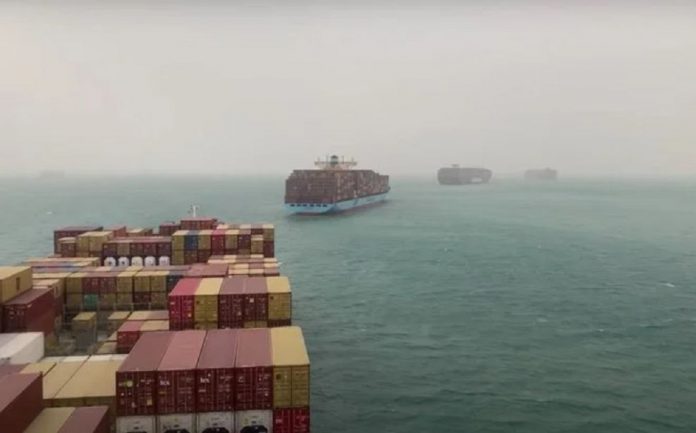 Casi 300 barcos siguen a la espera de cruzar el canal de Suez