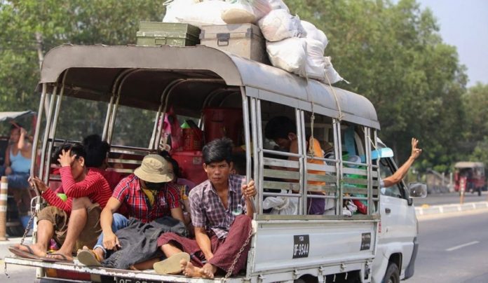 Los birmanos abandonan Rangún huyendo de la represión de la junta militar