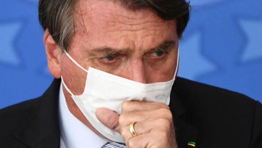 Bolsonaro opera "retirada estratégica" en la gestión de la pandemia en Brasil