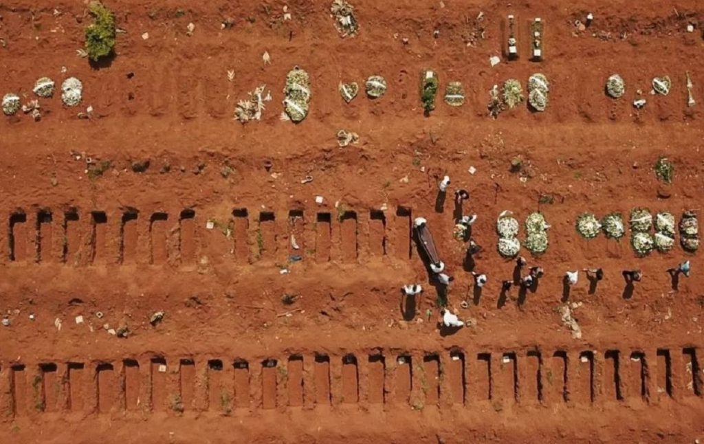 Brasil registra récord de muertos por COVID en un día y sigue la polémica con AstraZeneca