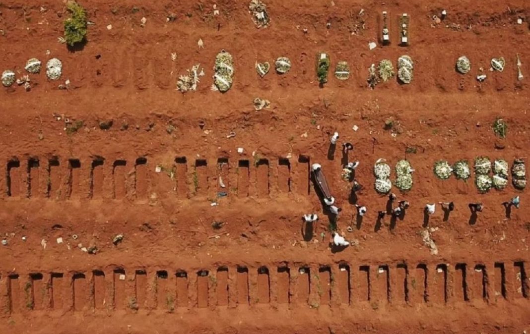 Brasil registra récord de muertos por COVID en un día y sigue la polémica con AstraZeneca