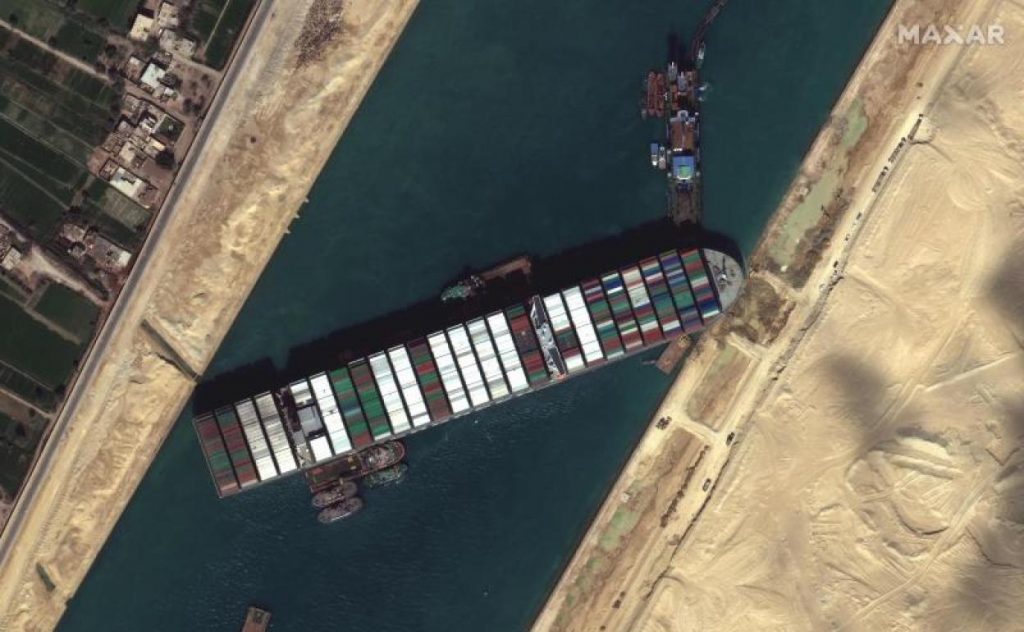 “Error humano" pudo causar encallamiento de buque en el canal de Suez