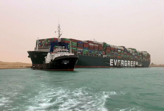 Un gigantesco buque portacontenedores encalla y bloquea el Canal de Suez