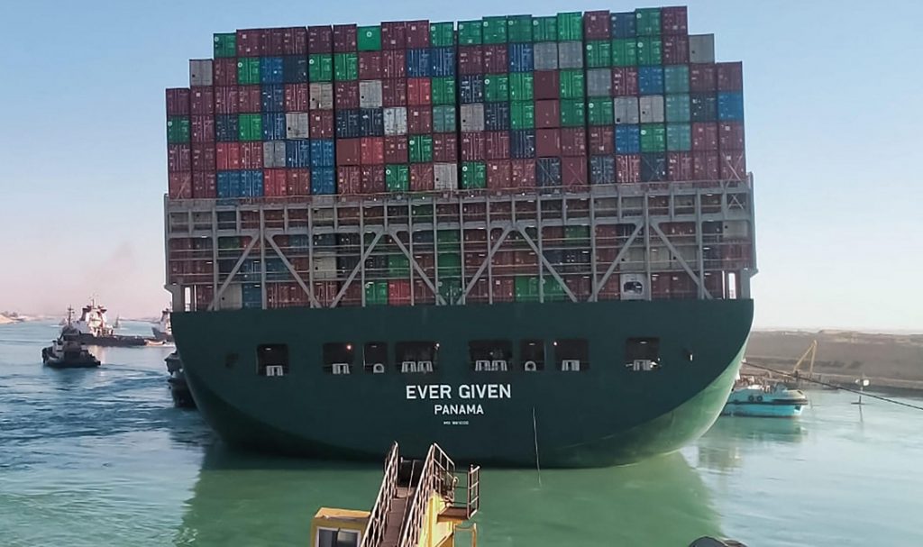 Reorientaron buque que bloquea canal de Suez, pero falta lo más difícil