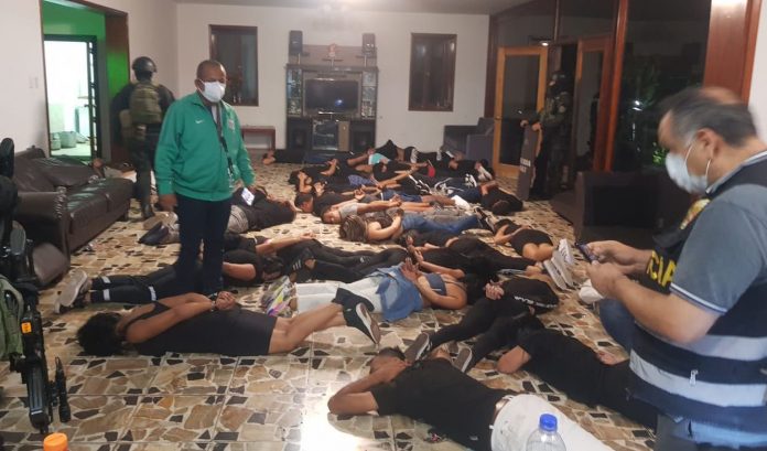 Policía de Perú investiga lazos con sicarios de más de 60 detenidos en fiesta, entre ellos venezolanos