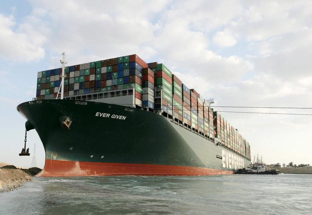 Muebles, ovejas y petróleo, el variado flete bloqueado en el canal de Suez