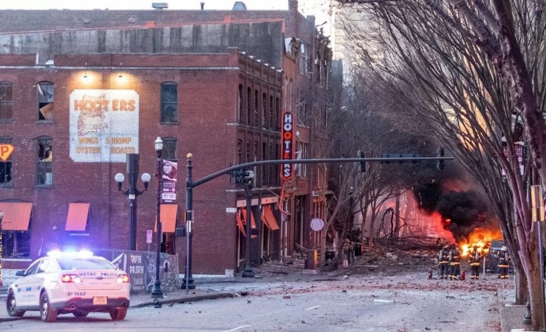 La explosión que se registró alrededor de las seis y media de la mañana del viernes en el barrio histórico de Nashville, la capital de la música country en Estados Unidos, dañó unos 40 edificios e hirió al menos a tres personas, en momentos en que la zona se encontraba prácticamente vacía en las primeras horas del día de Navidad