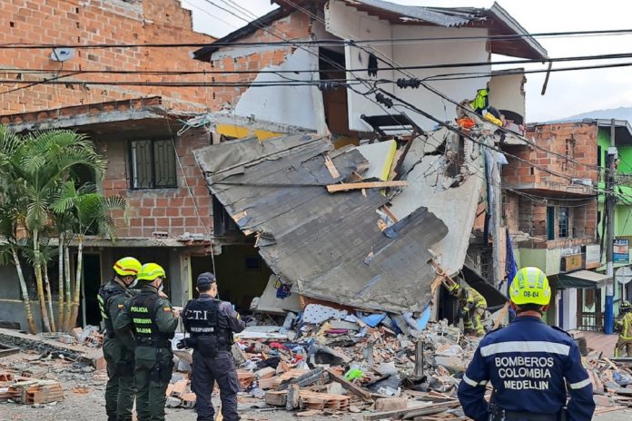 Casa de venezolanos en Medellín se desplomó tras presunta explosión de bombona de gas