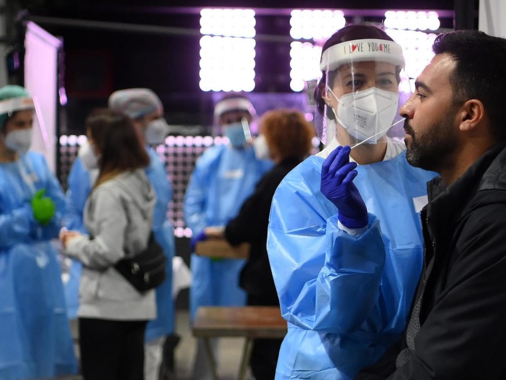 Francia afronta situación crítica por coronavirus y América Latina busca capear tormenta de contagios