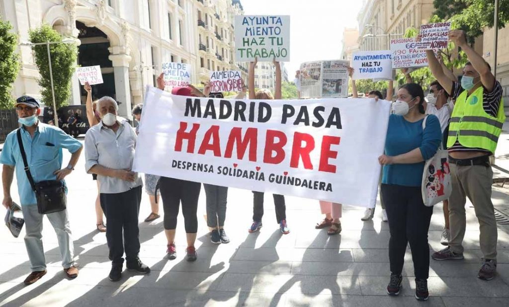 Vergüenza, frustración y sueños remotos en las "colas del hambre" de Madrid
