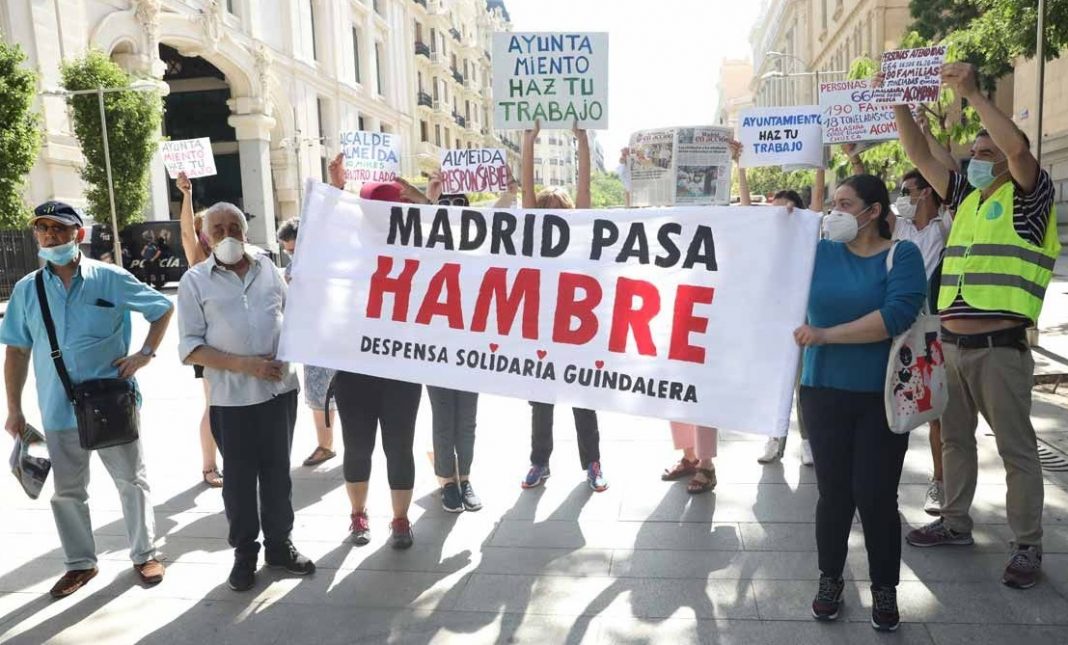 Vergüenza, frustración y sueños remotos en las "colas del hambre" de Madrid