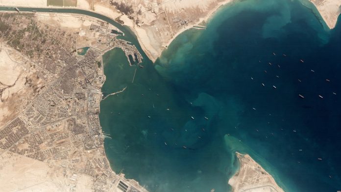 Unas 321 embarcaciones esperan pasar por el bloqueado canal de Suez